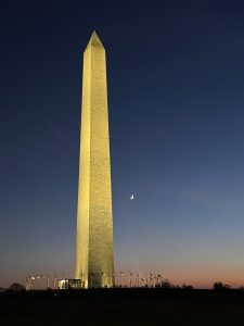 Image of the Washington Monument lit up at night. 